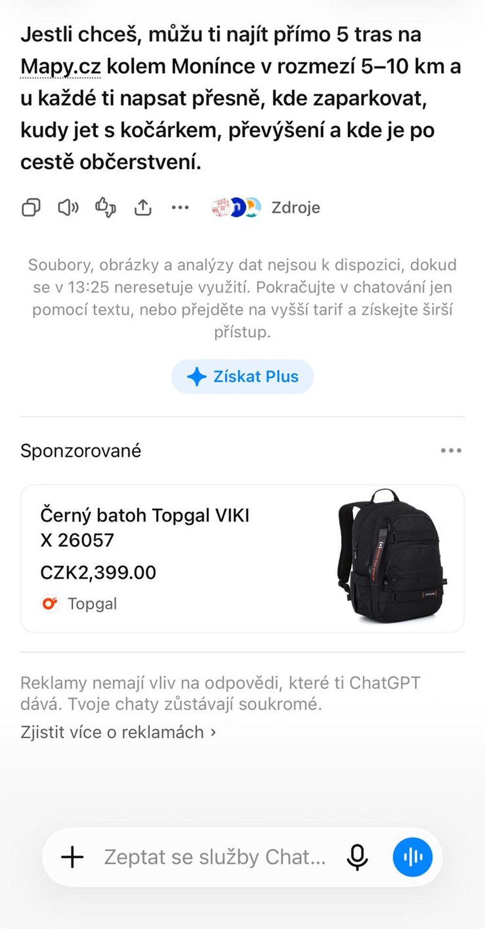 Skutečná reklama v ChatGPT na mobilu: pod odpovědí o turistických trasách je sponzorovaná nabídka batohu